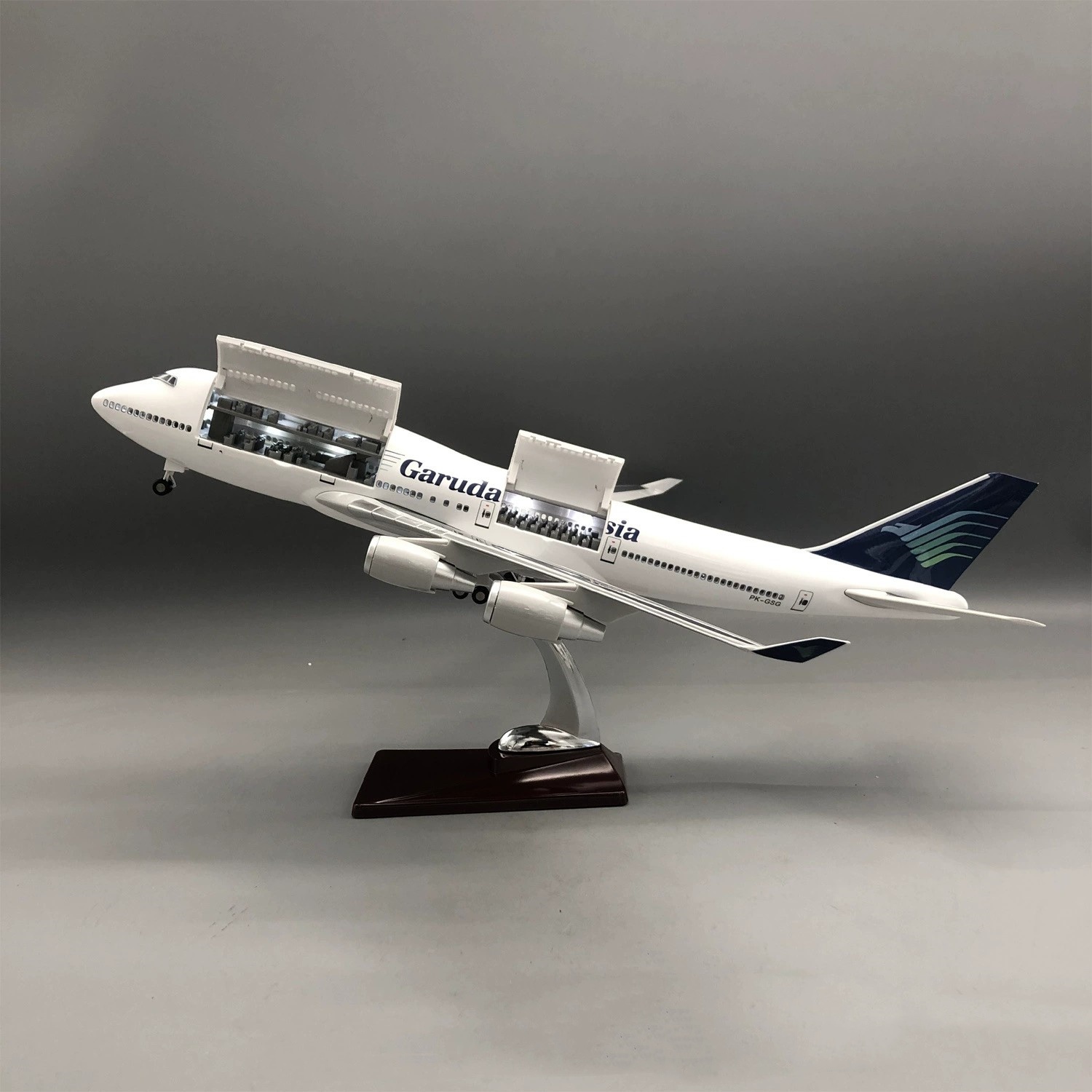 Model Kit Indonesia - 新しいキャビンドア開閉可能なガルーダ・インドネシアB747飛行機モデルキット、着陸装置付き、コレクションディスプレイや男の子へのギフトに最適