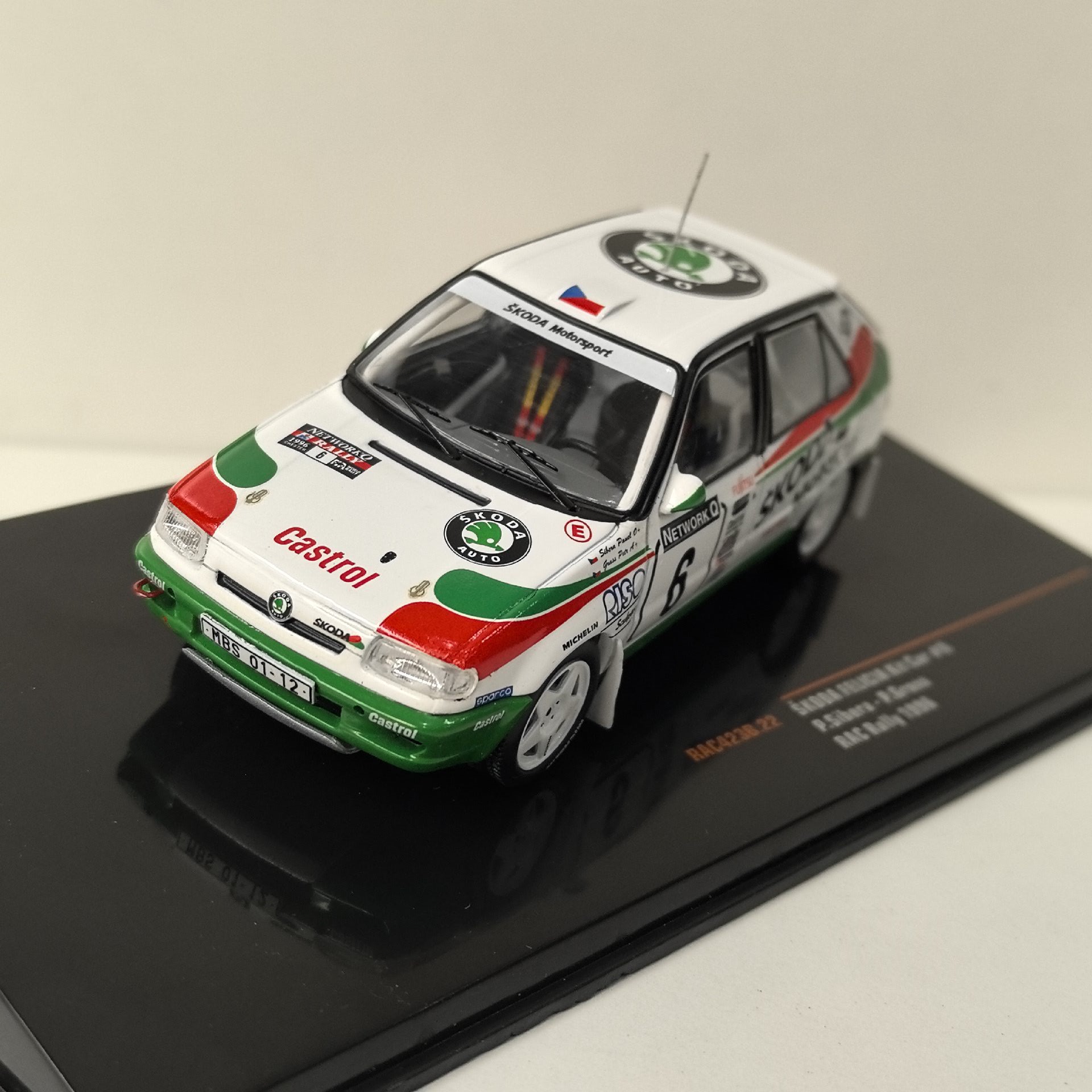 ダイキャスト IXO 1/43 スケール シュコダ フェリシ - Model Kit Toy のレビューと価格