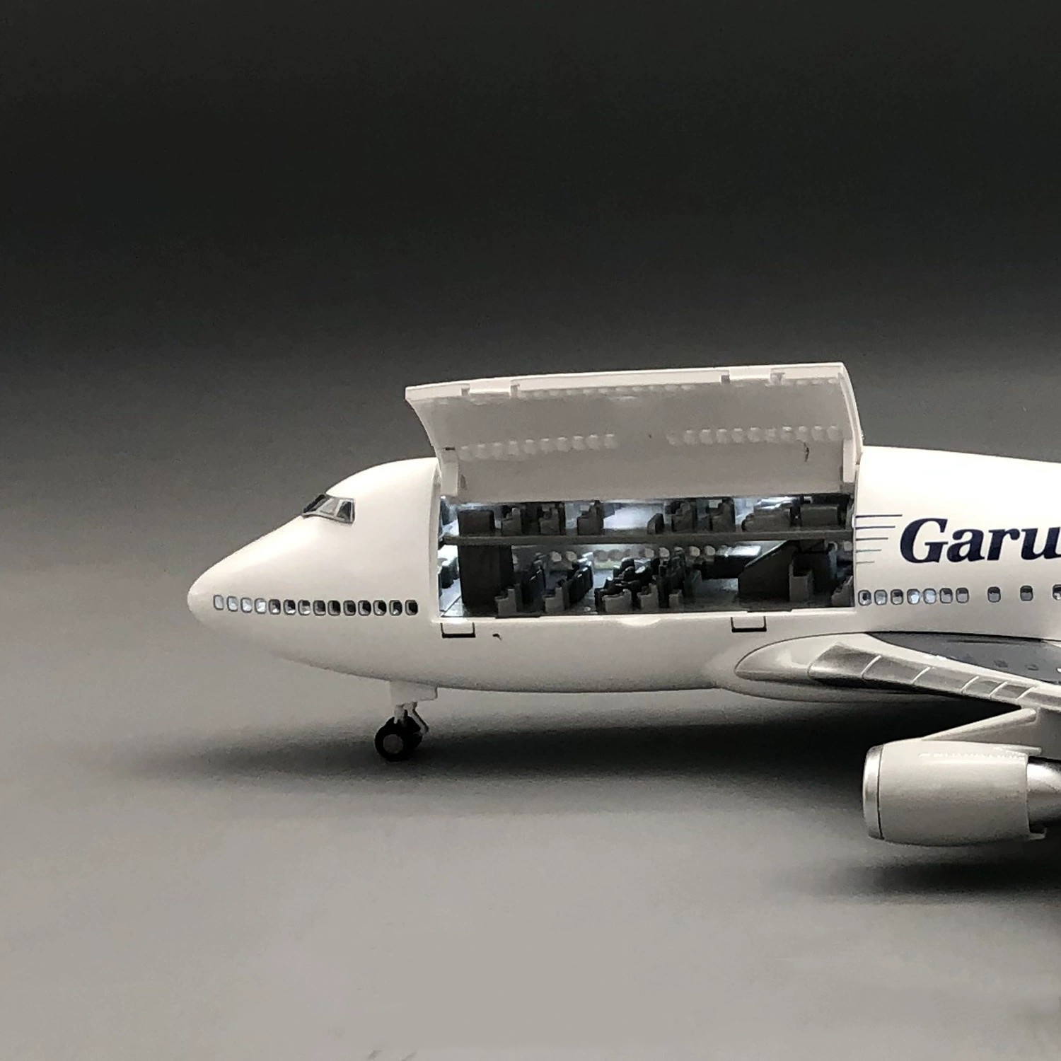 新しいキャビンドア開閉可能なガルーダ・インドネシアB747飛 - Model Kit Indonesia のレビューと価格